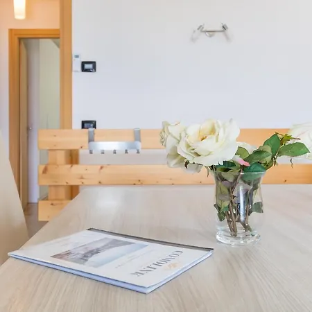 Apartment Gli Ulivi 4 In Tremezzina Lake Como Shared Pool トレメッツォ